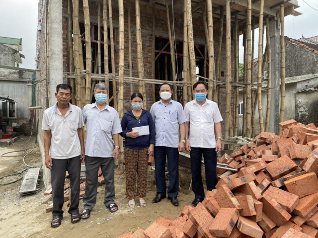 UBMTTQ phường Bắc Hồng trao tiền hổ trợ làm nhà ở cho gia đình ông Phan Văn Tam ở tổ dân phố 6 